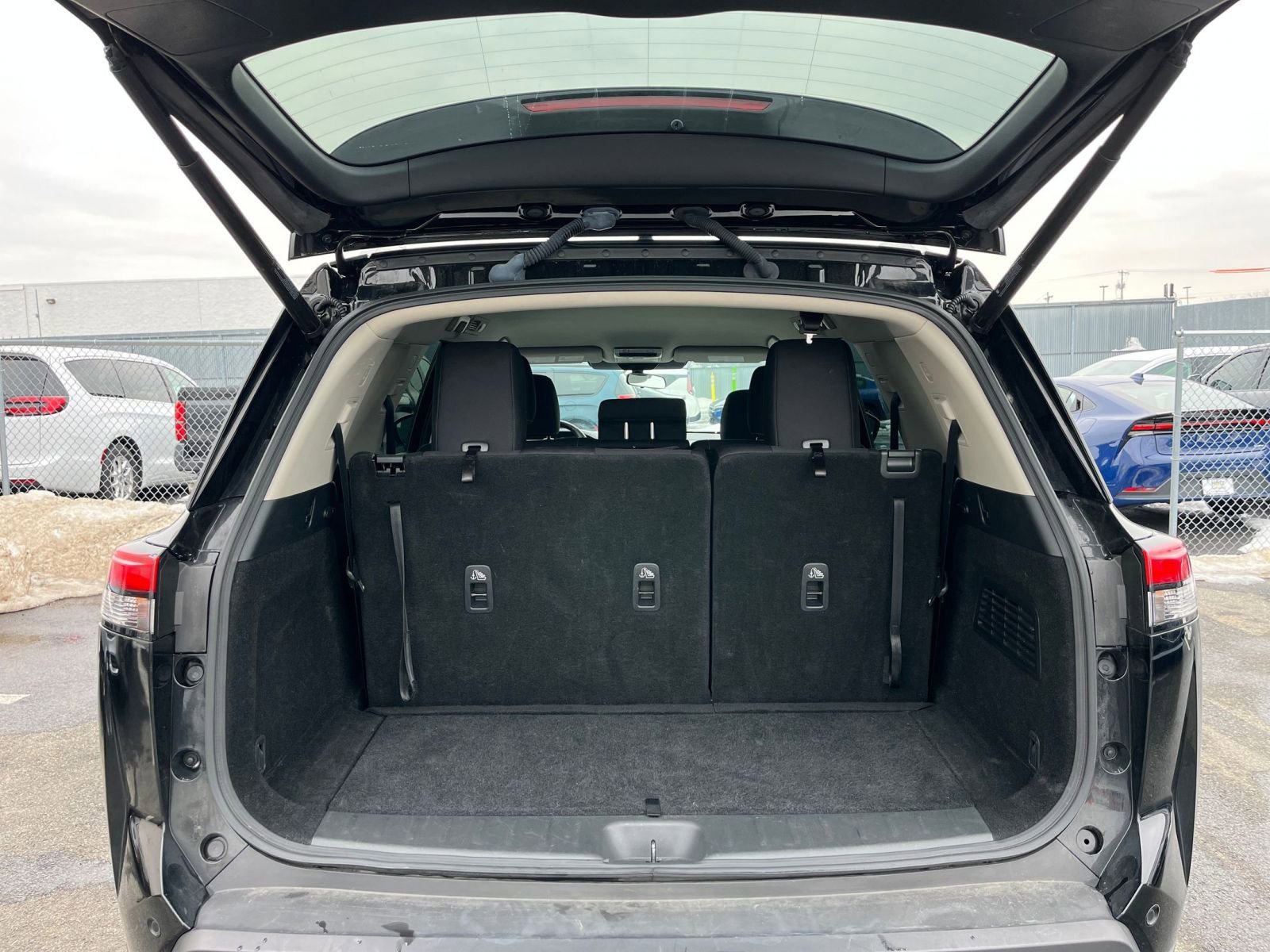 Used 2025 Nissan Pathfinder SV image 34