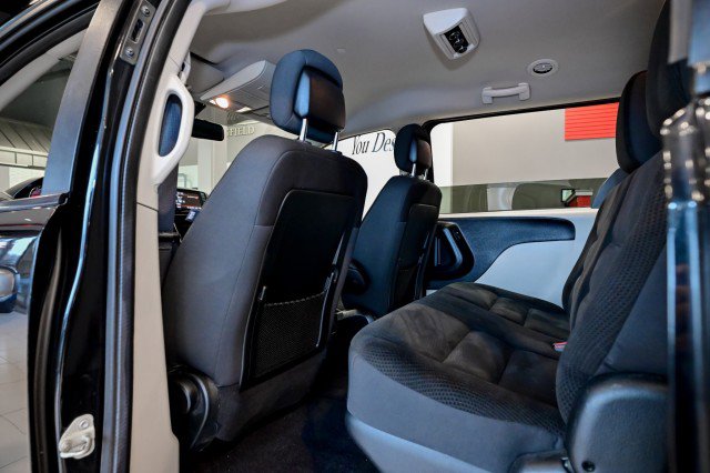 Used 2019 Dodge Grand Caravan SE w/ UConnect Hands-Free Group image 18