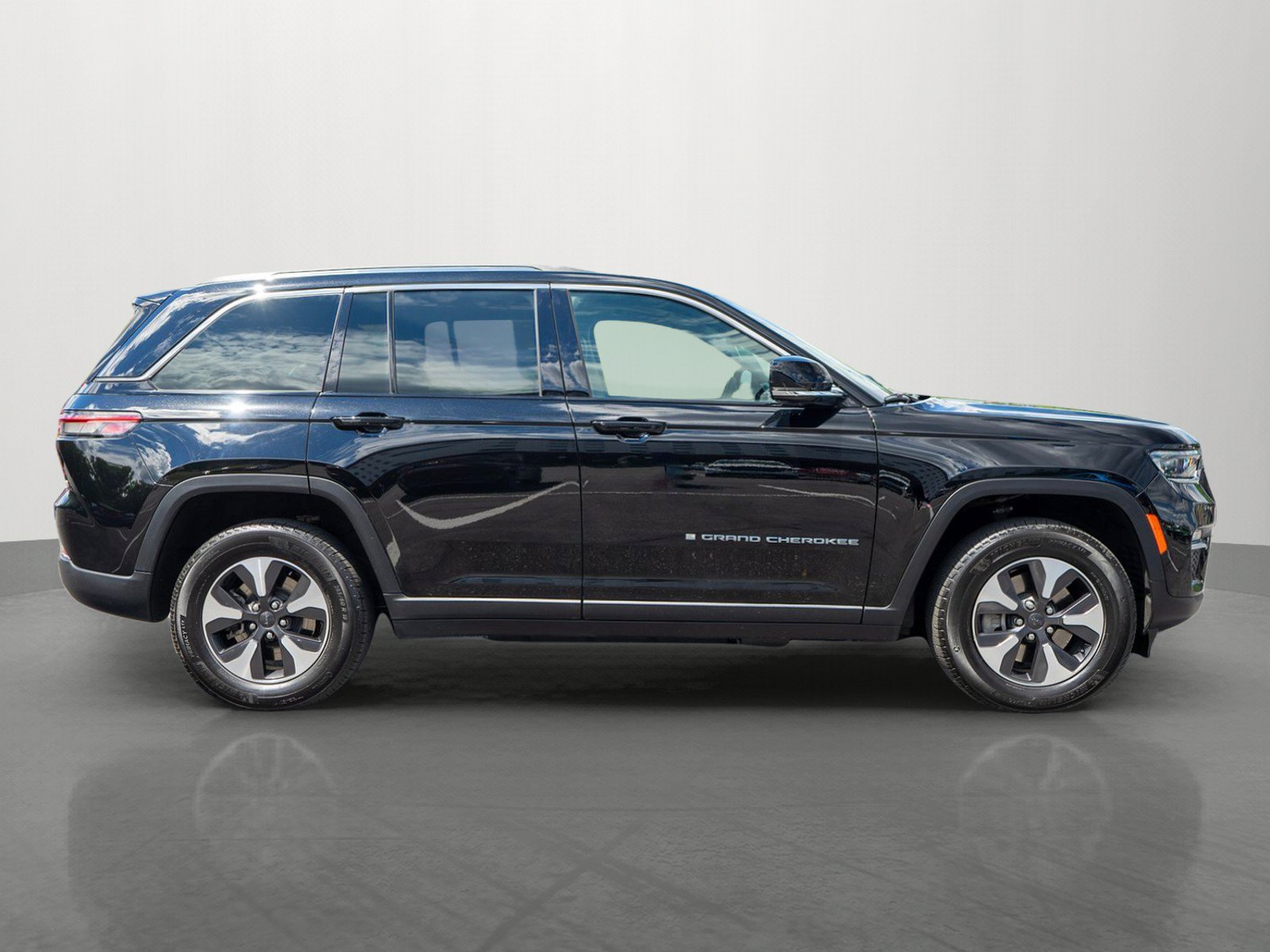 Used 2023 Jeep Grand Cherokee 4WD 4xe image 8