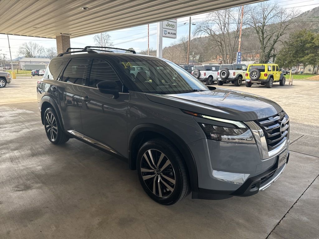 Used 2025 Nissan Pathfinder Platinum AWD/4WD image 3