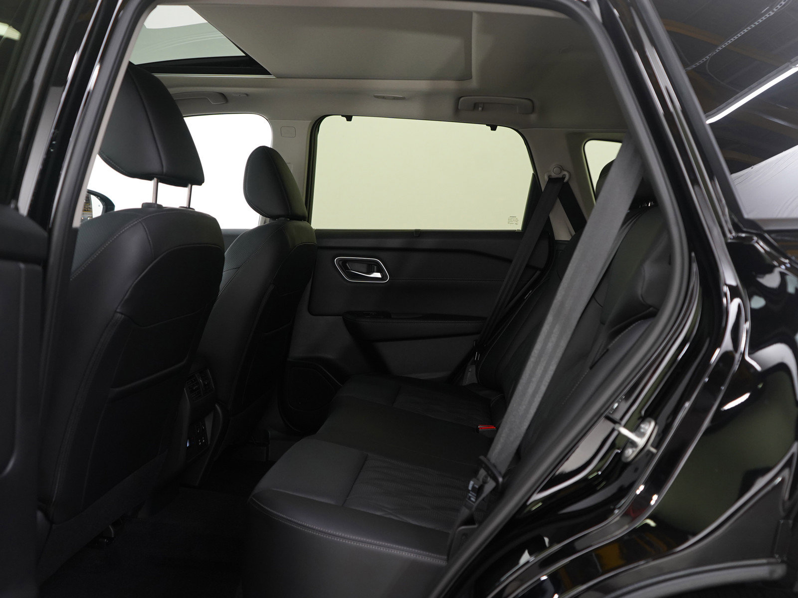 Used 2026 Nissan Rogue Platinum w/ Platinum Premium Package image 18