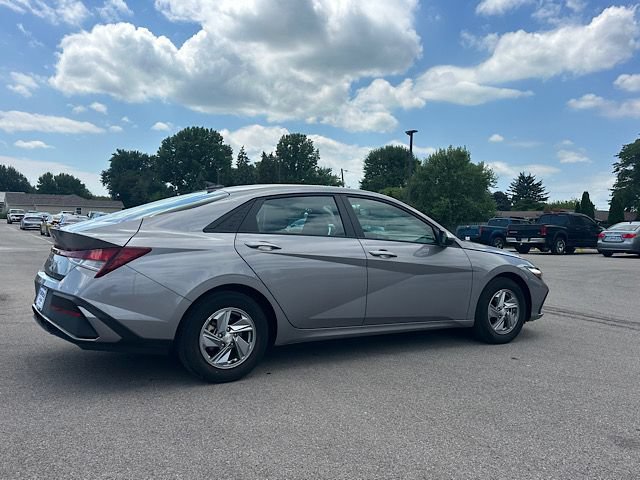 Certified 2024 Hyundai Elantra SE FWD image 7