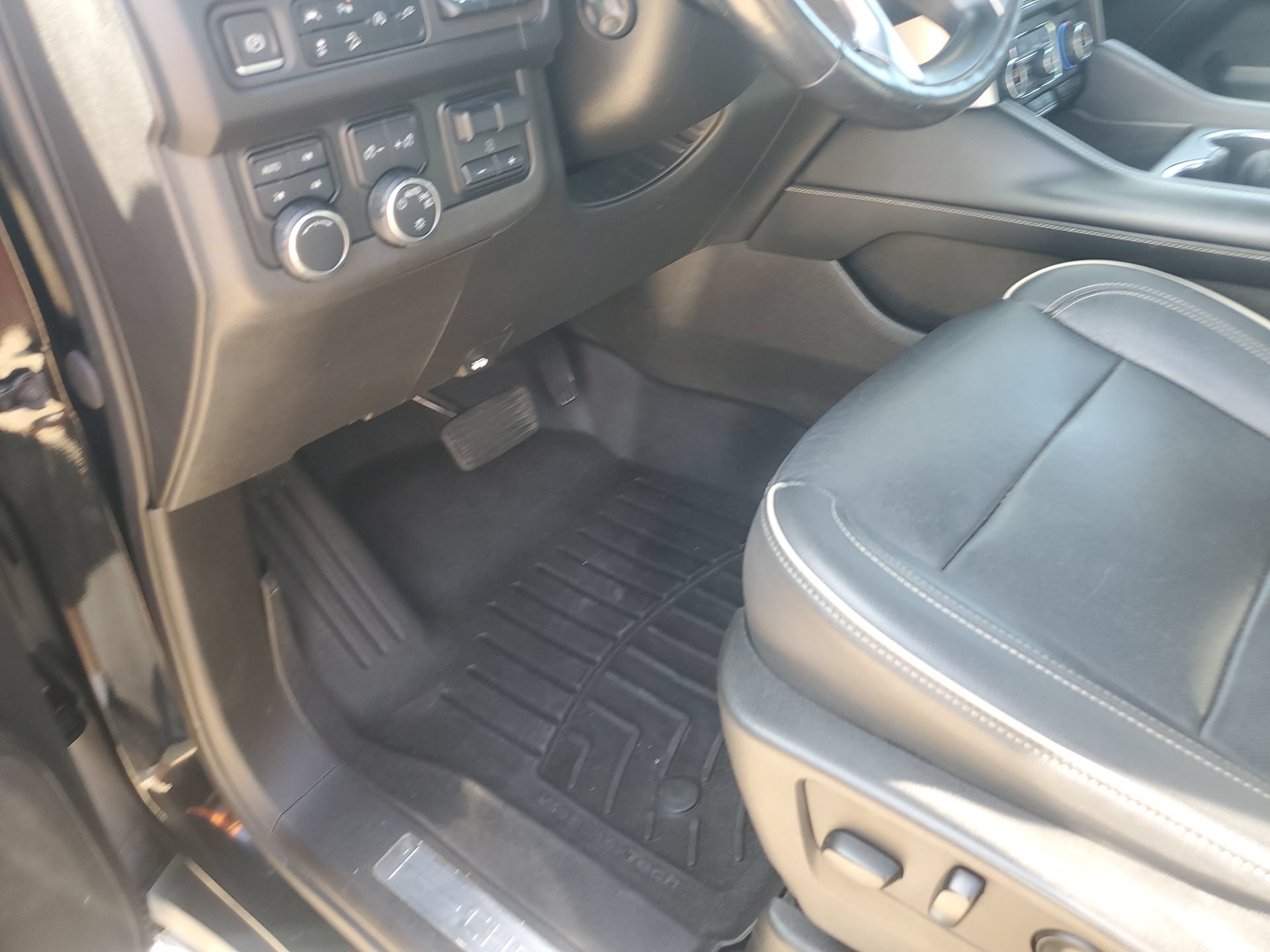 Used 2021 Chevrolet Suburban Premier w/ Premium Package AWD/4WD image 26
