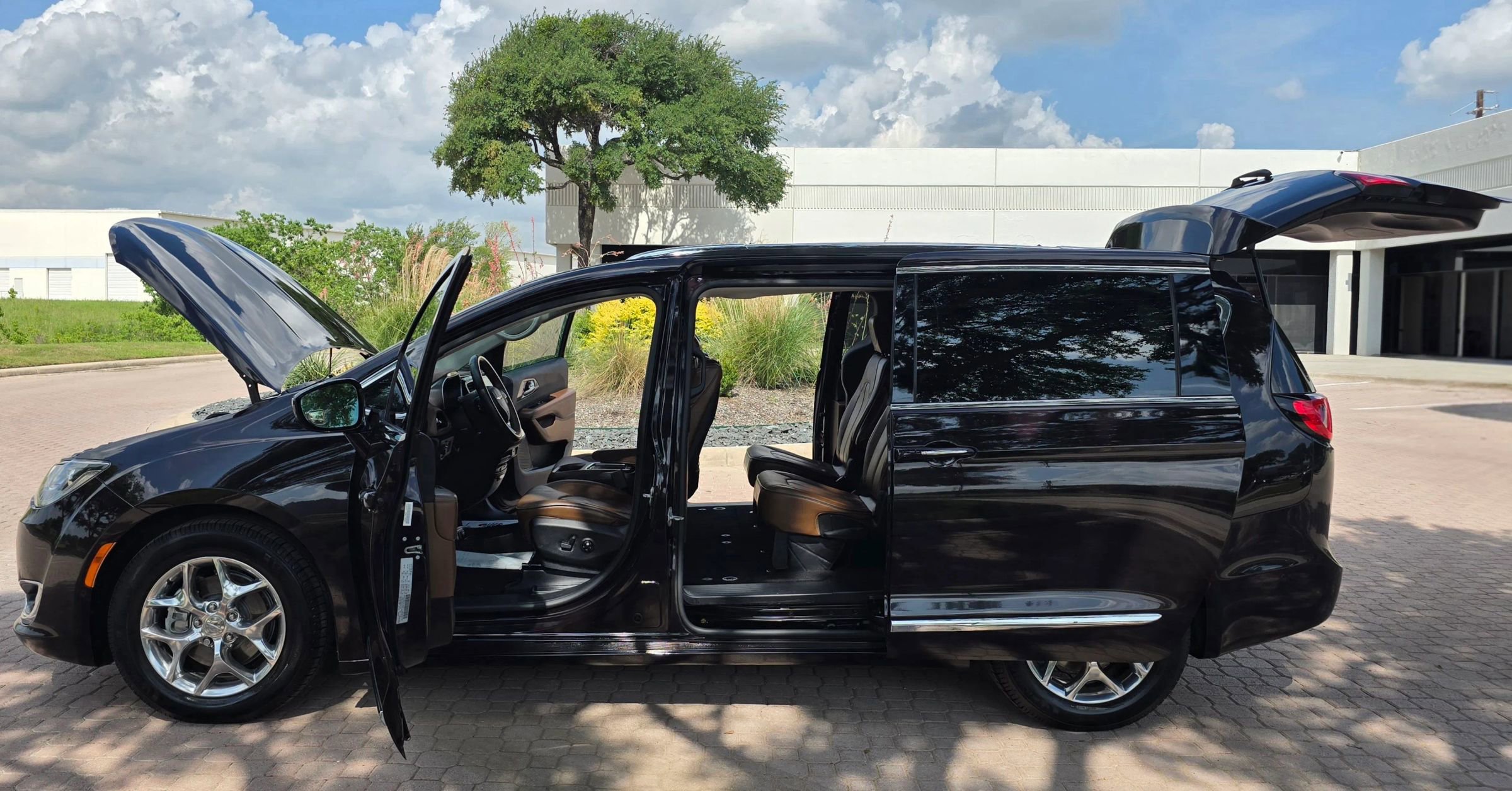 Used 2017 Chrysler Pacifica Limited FWD image 16