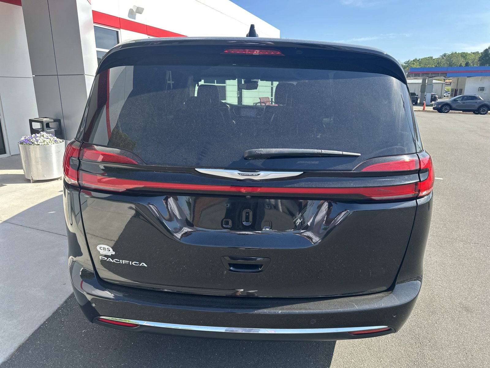 Used 2023 Chrysler Pacifica Touring-L FWD image 7