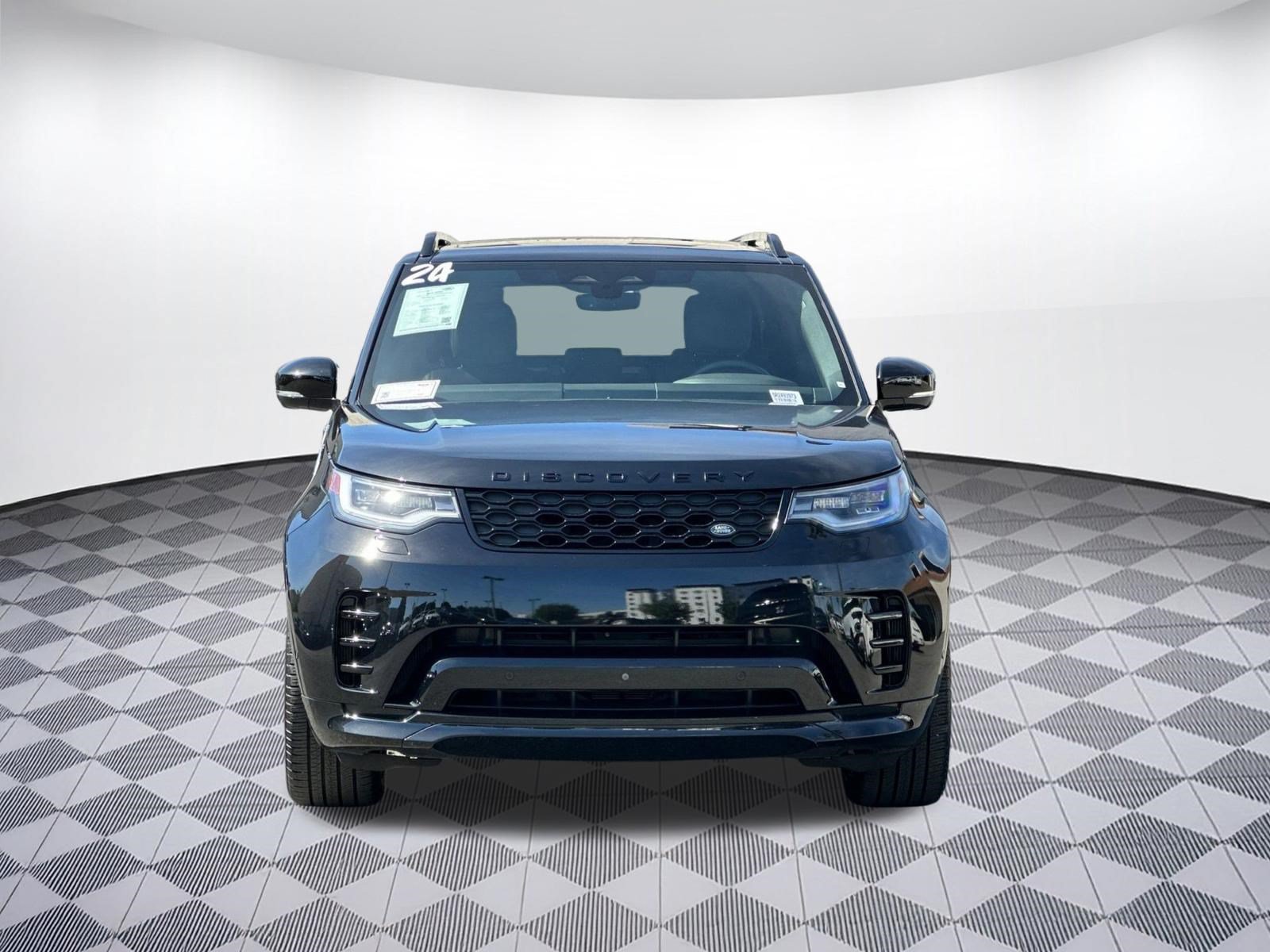 Used 2024 Land Rover Discovery Dynamic SE AWD/4WD image 6