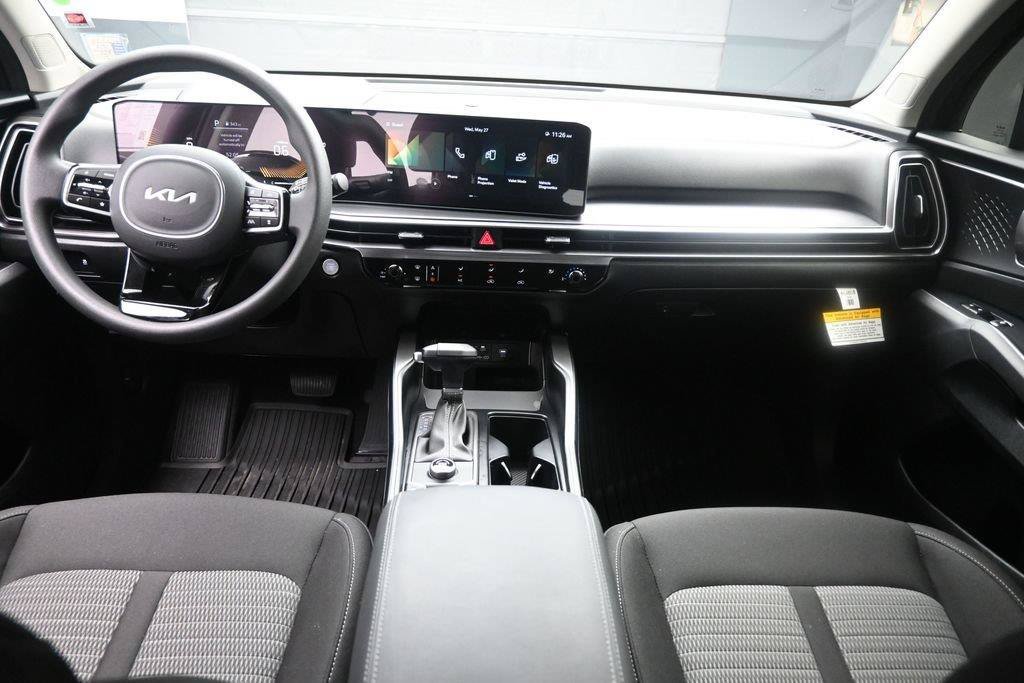 Used 2025 Kia Sorento LX FWD image 9