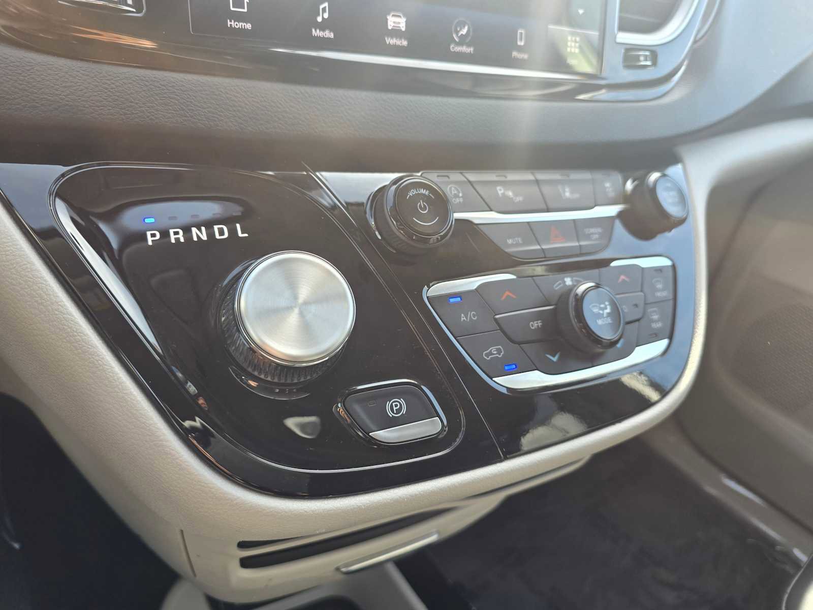 Used 2024 Chrysler Pacifica Touring-L image 29