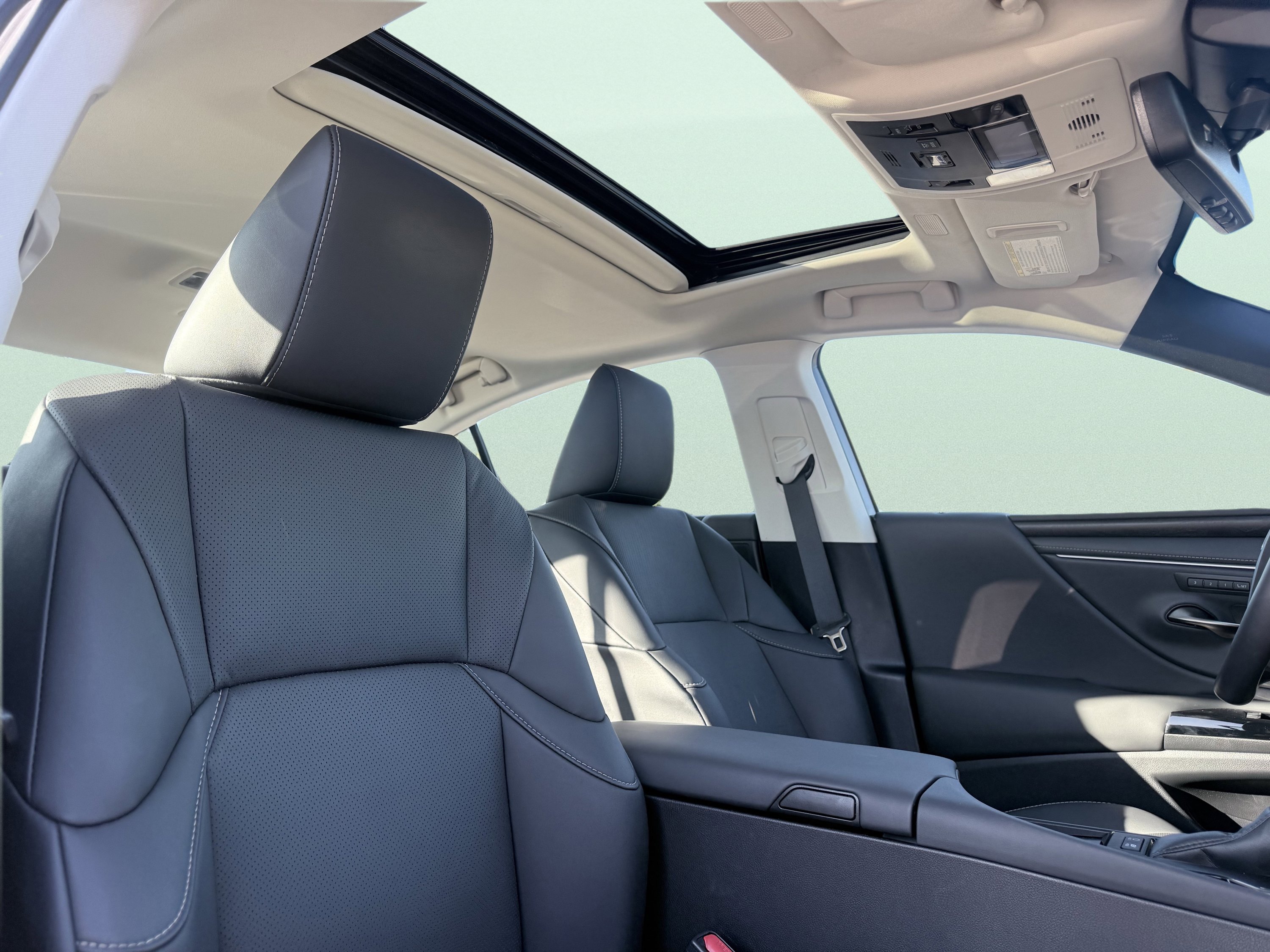 Used 2025 Lexus ES 300h ES 300h F SPORT Design w/ Premium Package image 26