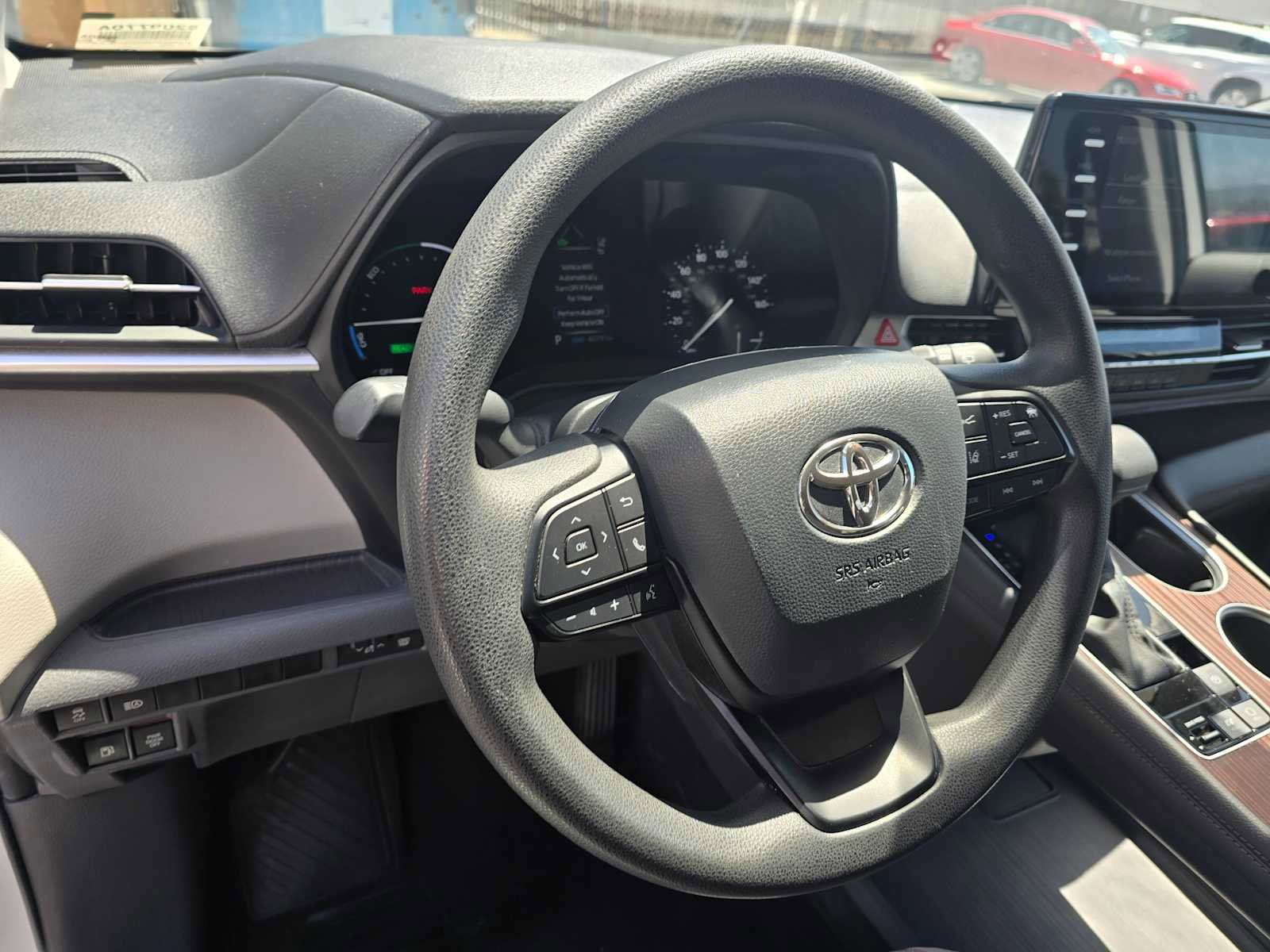 Used 2024 Toyota Sienna LE FWD image 24