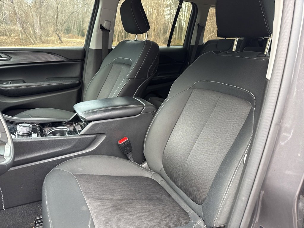 Used 2023 Jeep Grand Cherokee Laredo image 15