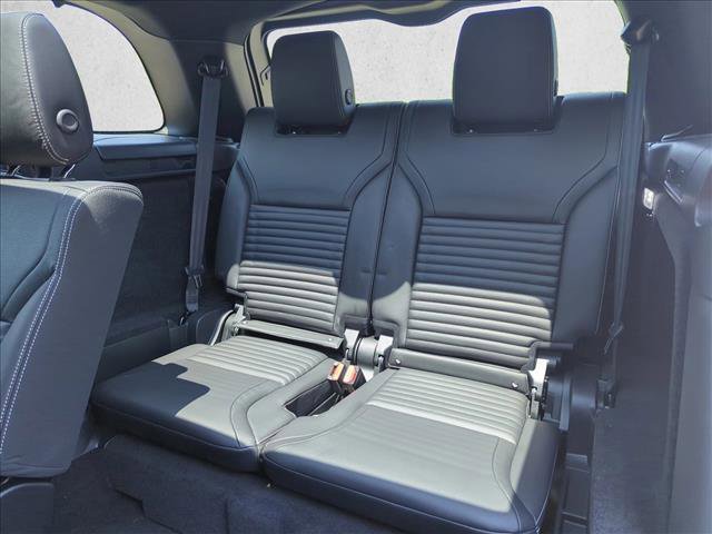 Certified 2024 Land Rover Discovery Dynamic SE image 17