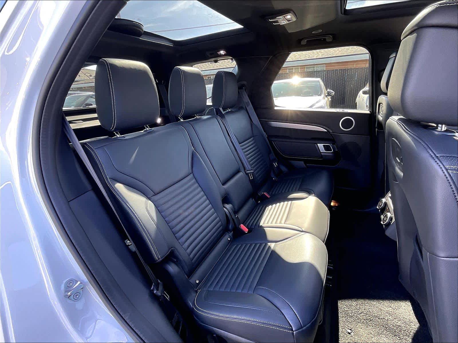 Used 2025 Land Rover Discovery Dynamic SE AWD/4WD image 29