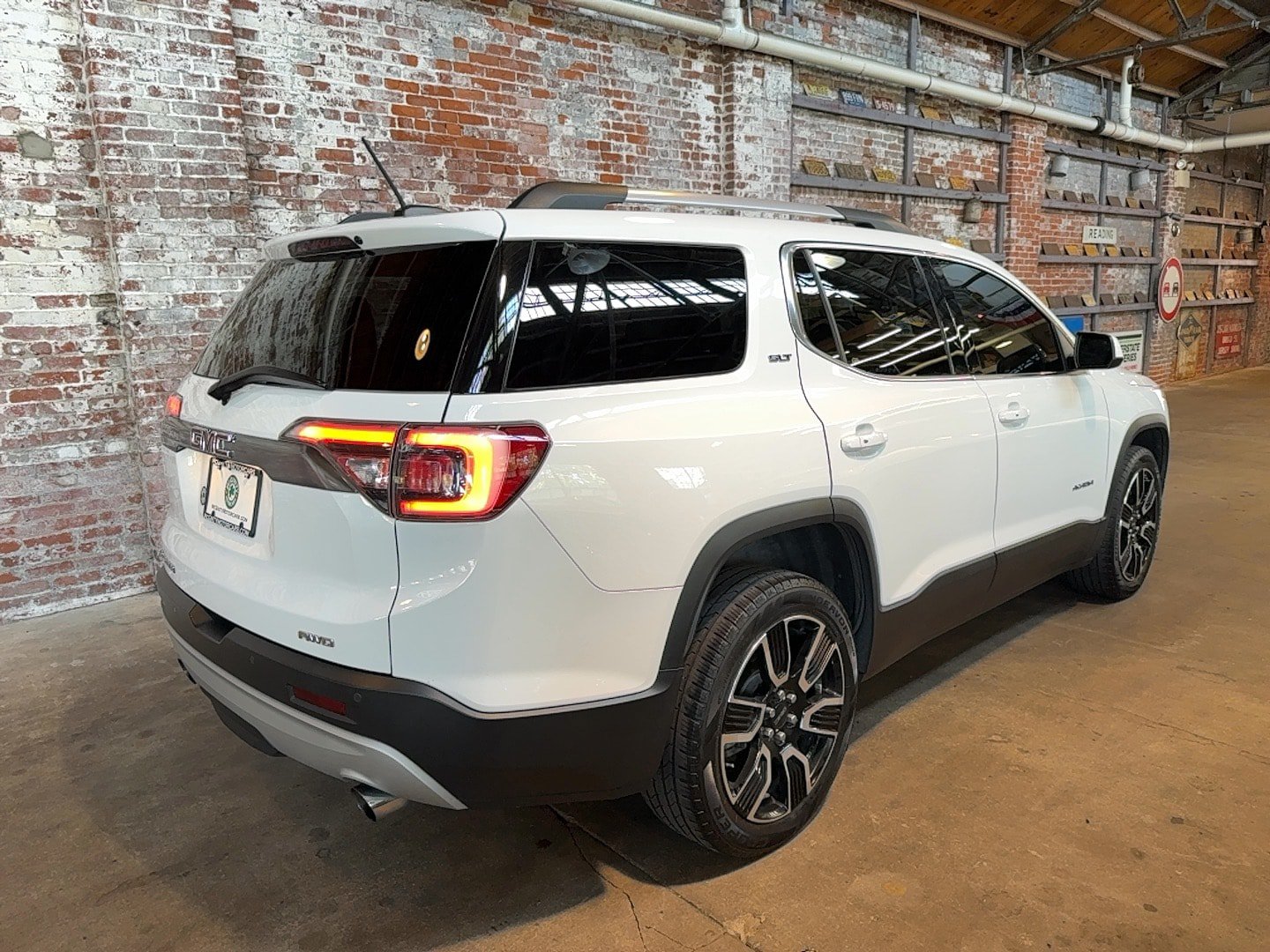 Used 2019 GMC Acadia SLT w/ LPO, Black Accent Package AWD/4WD image 3