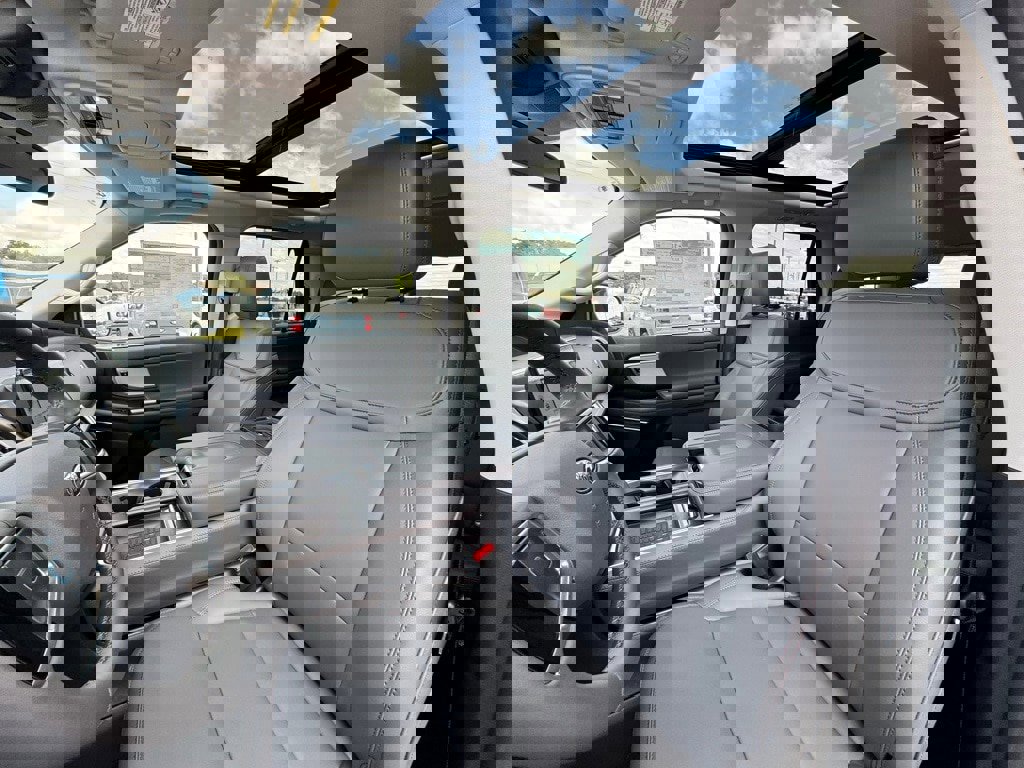 New 2025 Ford Expedition Active image 21