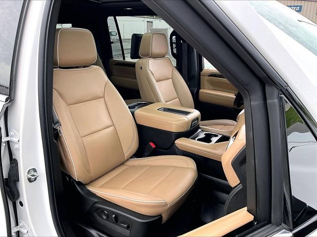 Used 2023 Chevrolet Suburban Premier w/ Advanced Technology Package AWD/4WD image 11