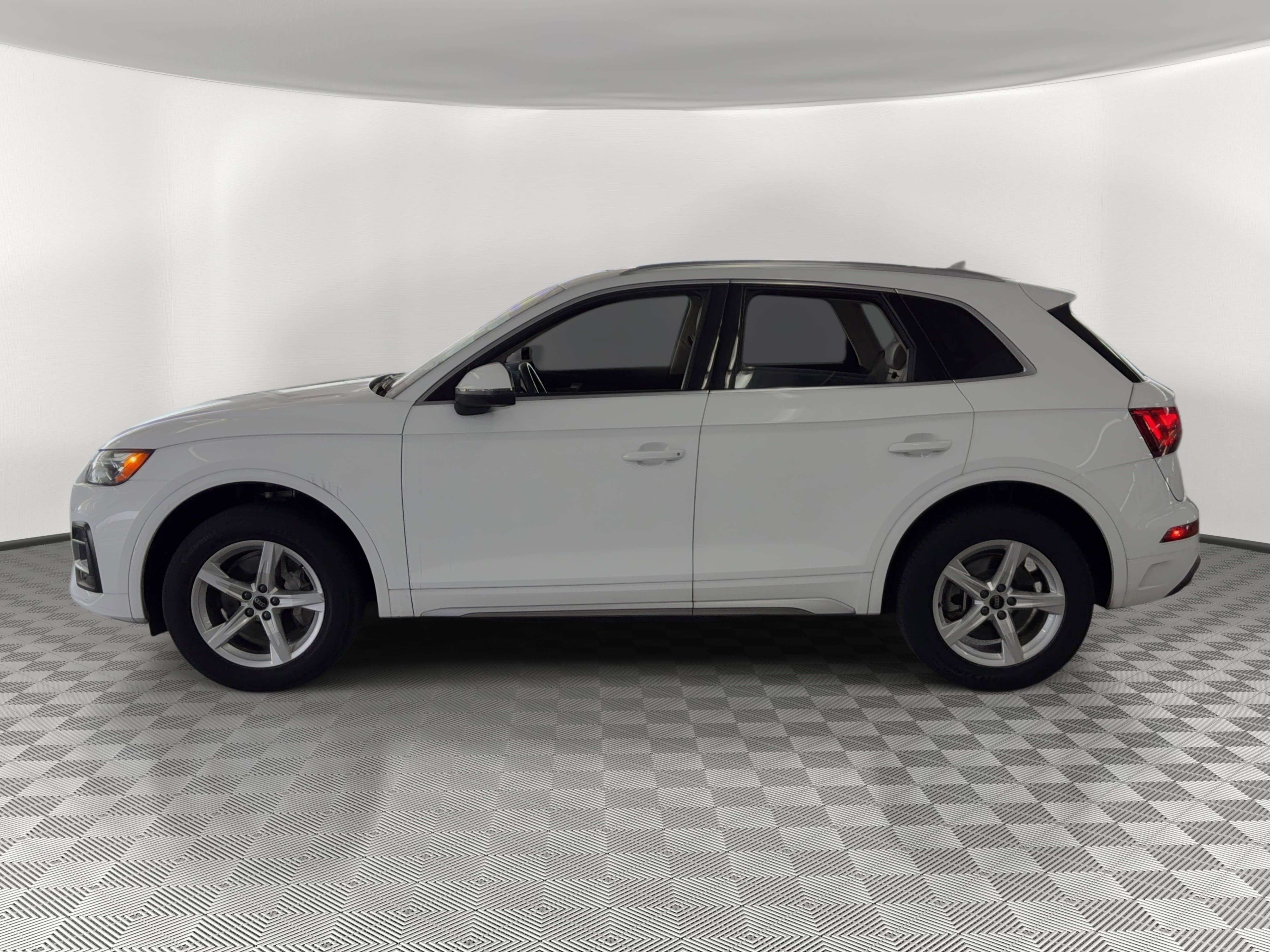 Used 2023 Audi Q5 2.0T Premium w/ Convenience Package AWD/4WD image 2