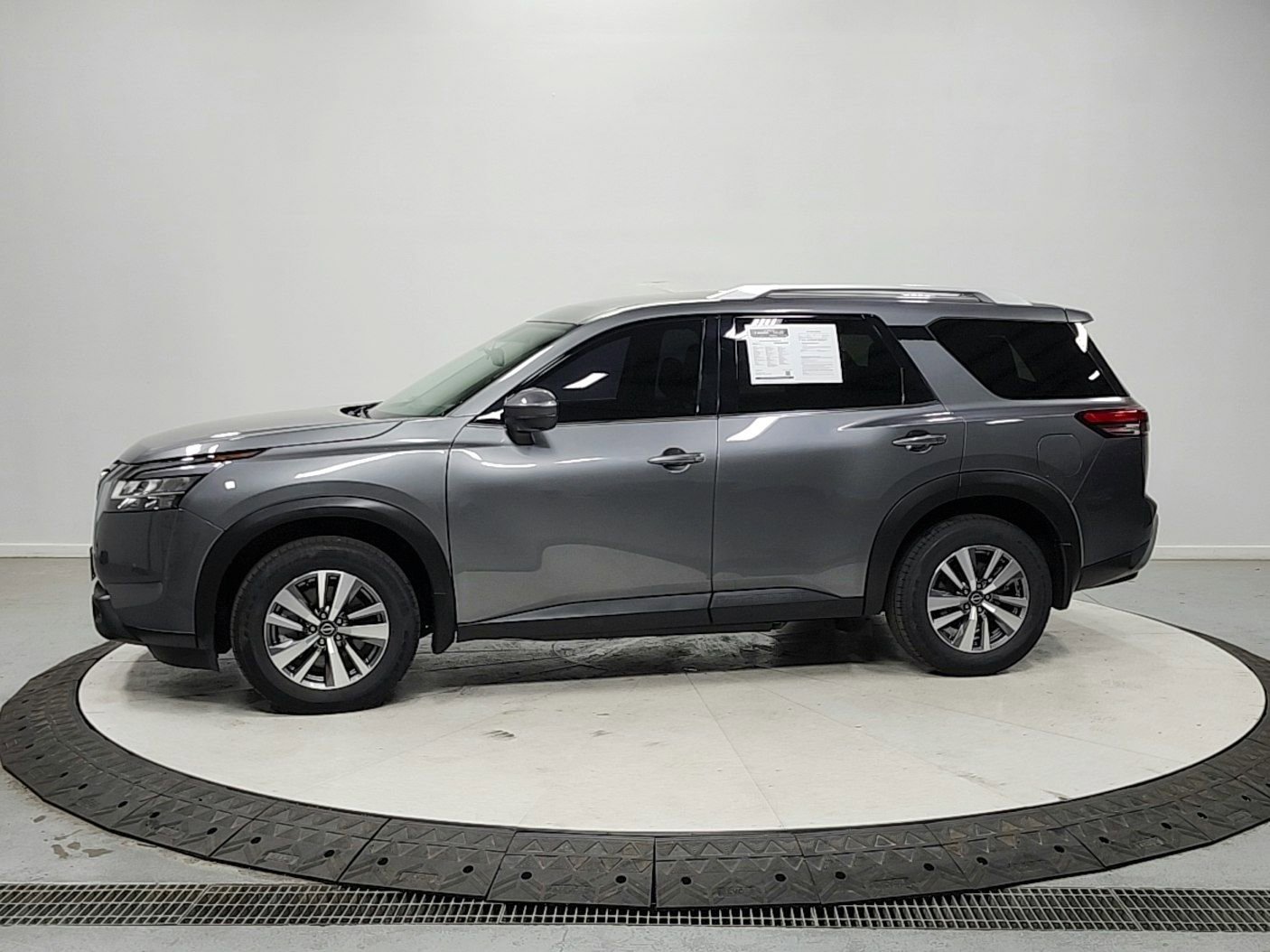 Used 2022 Nissan Pathfinder SL w/ Lighting Package (N92) image 4