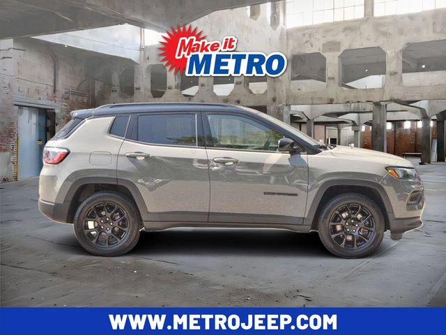 Used 2023 Jeep Compass Latitude w/ Convenience Group AWD/4WD image 1