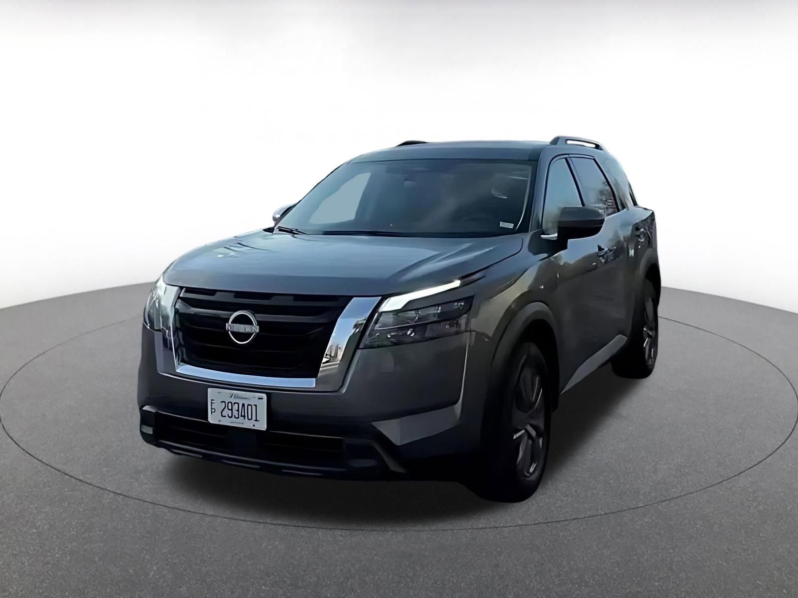 Used 2025 Nissan Pathfinder SV image 4