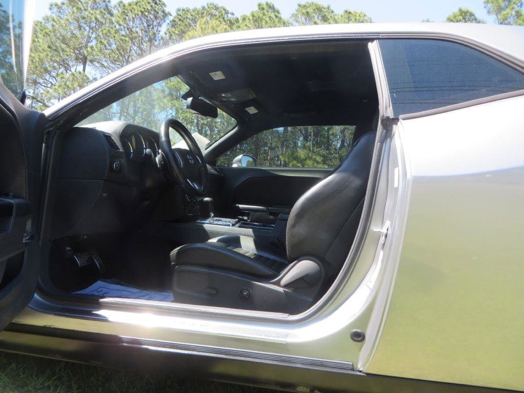 Used 2013 Dodge Challenger SXT image 9