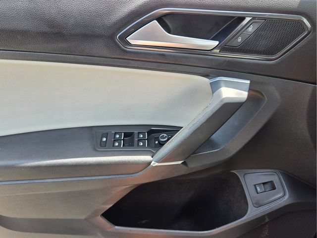 Used 2018 Volkswagen Tiguan SEL FWD image 32