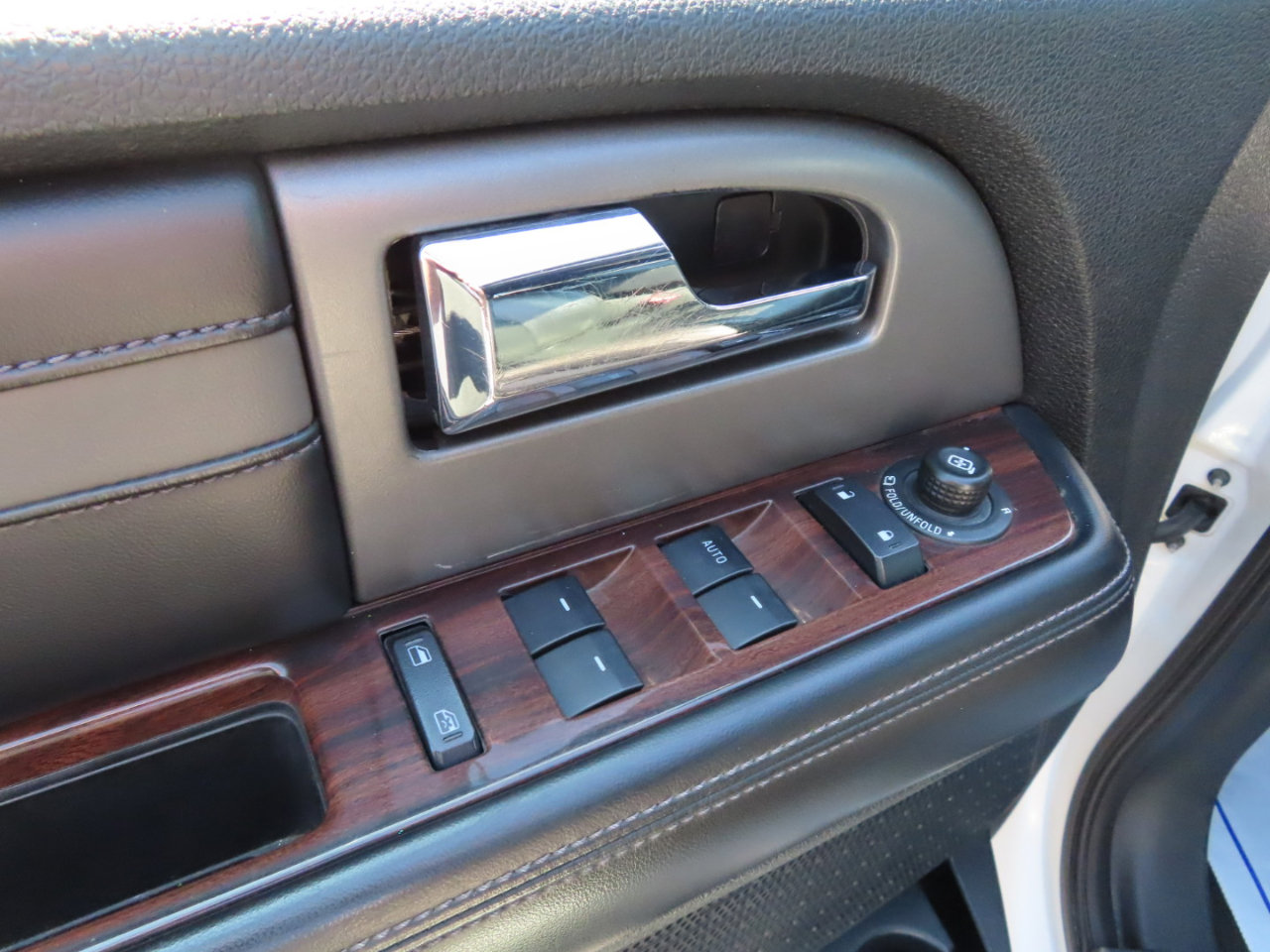 Used 2016 Ford Expedition Platinum image 25