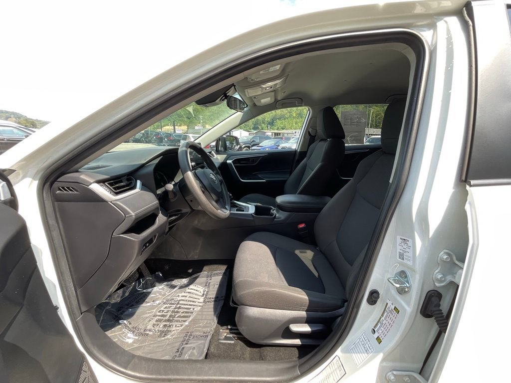 Used 2025 Toyota RAV4 LE AWD/4WD image 9