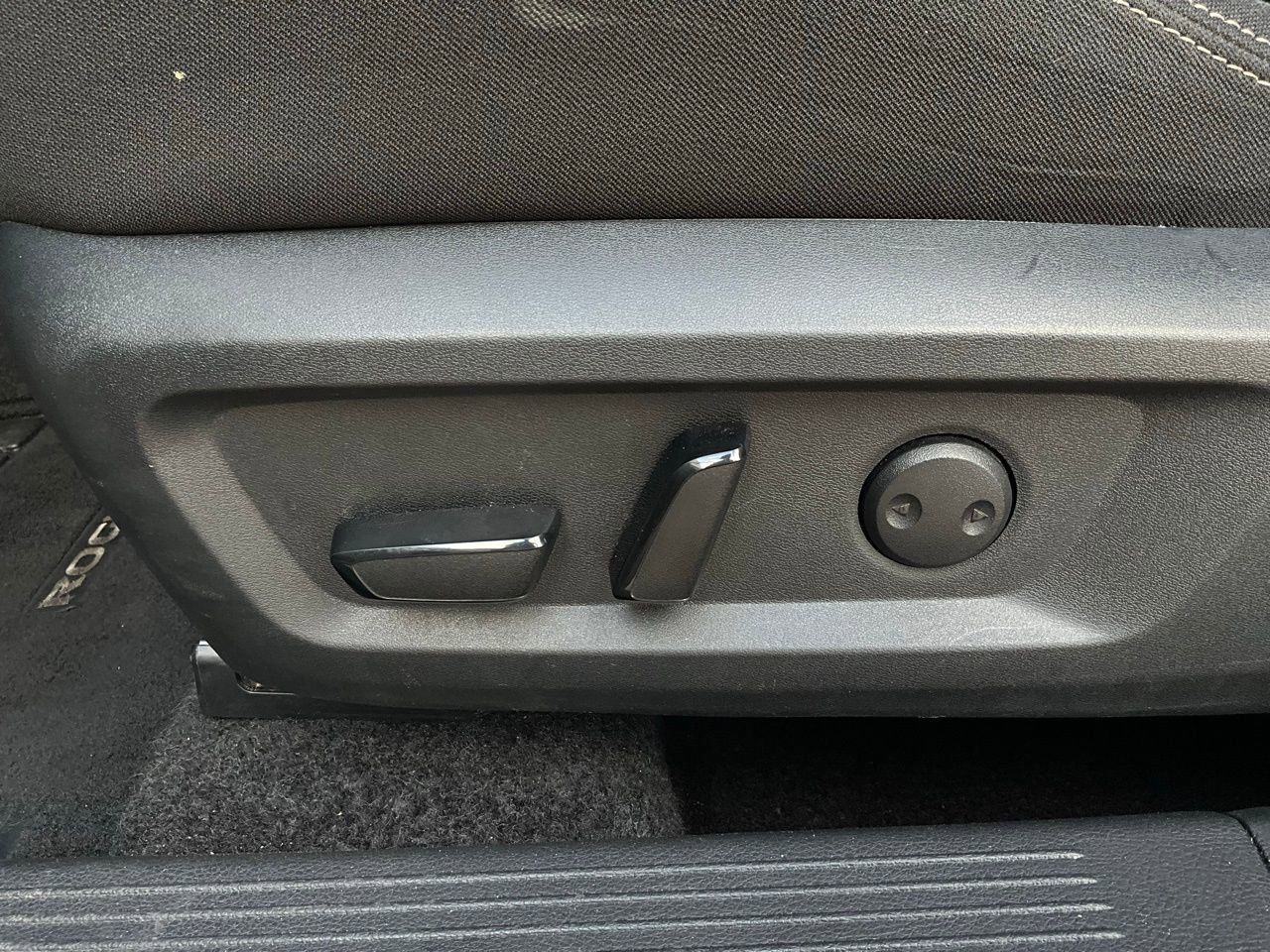 Used 2025 Nissan Rogue SV image 11