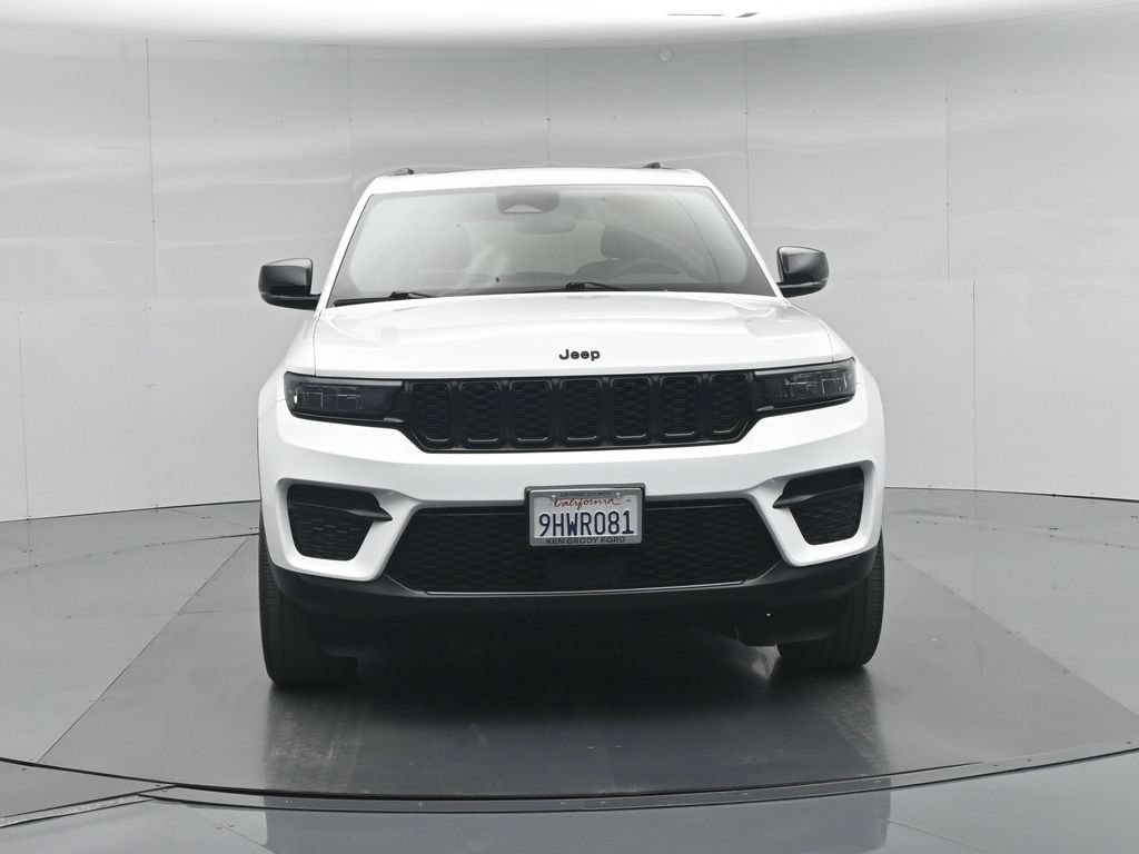 Used 2023 Jeep Grand Cherokee Laredo AWD/4WD image 27