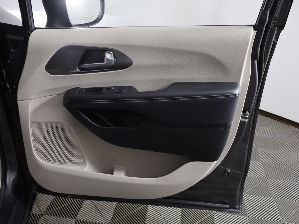 Used 2023 Chrysler Pacifica Touring-L FWD image 23