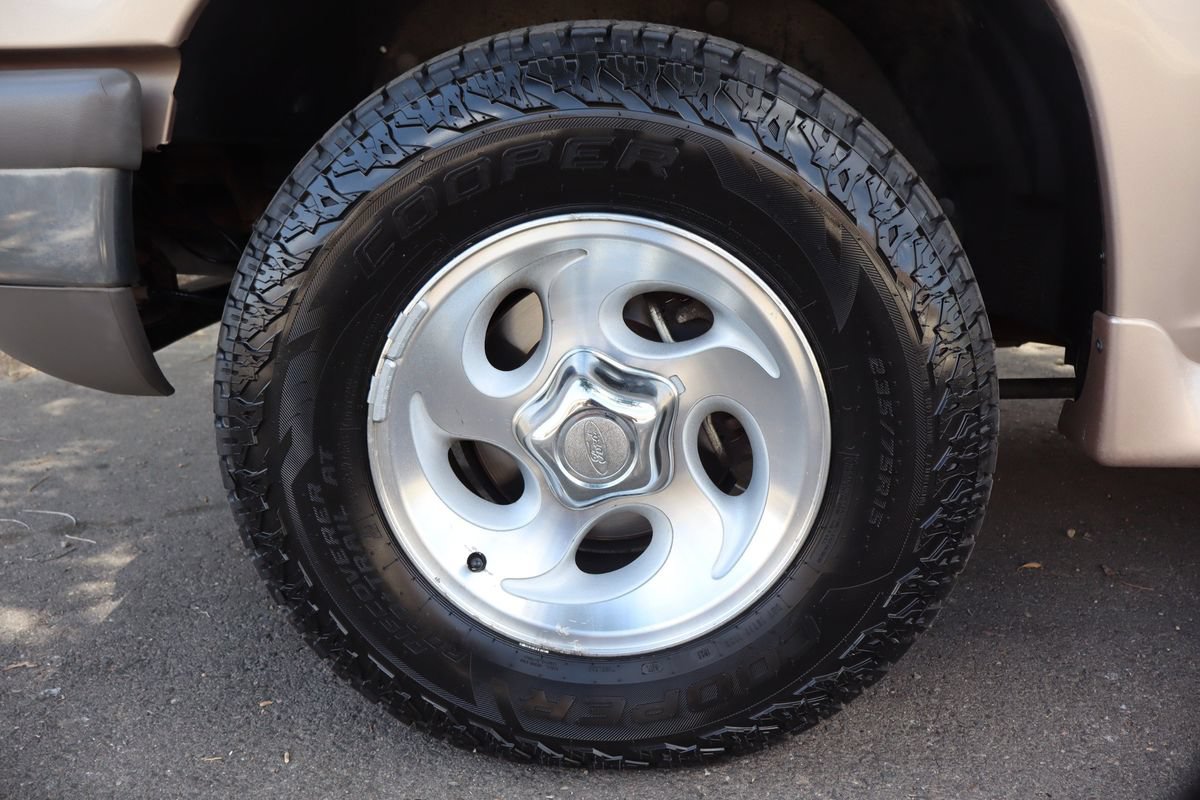 Used 1996 Ford Explorer XLT AWD/4WD image 39