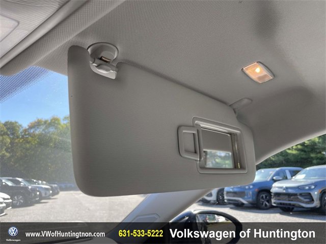 Certified 2025 Volkswagen Jetta SE w/ Sunroof Package image 31