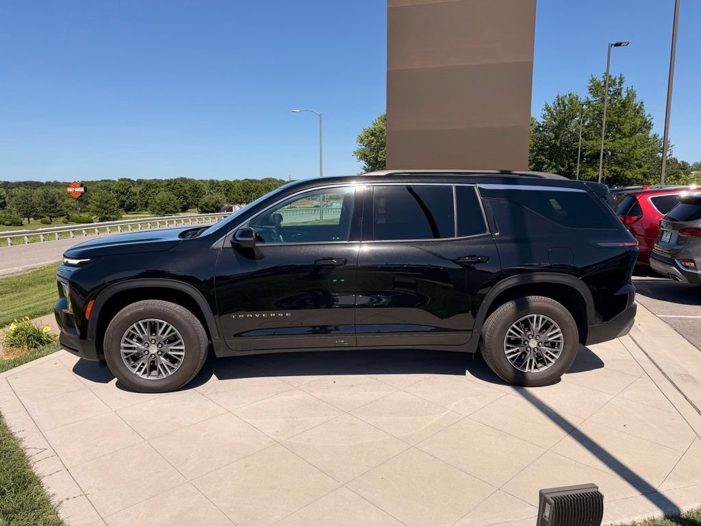 Used 2025 Chevrolet Traverse LT FWD image 7