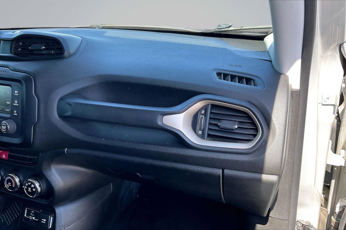Used 2015 Jeep Renegade Latitude FWD image 17