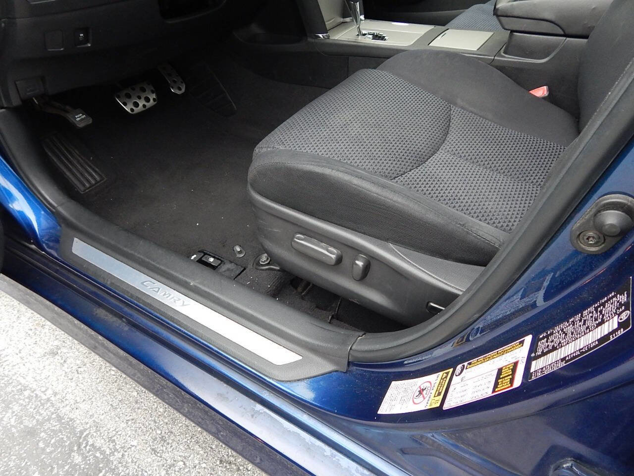 Used 2011 Toyota Camry SE w/ SE Extra-Value Pkg #1 FWD image 19