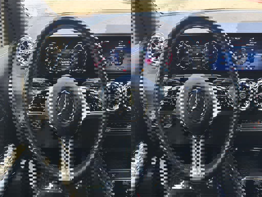 Used 2025 Mercedes-Benz GLA 250 4MATIC image 12