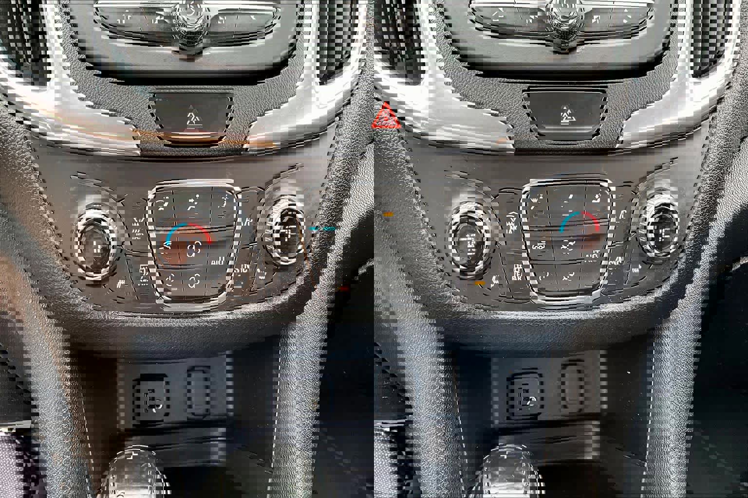 Used 2018 Chevrolet Equinox LT image 30