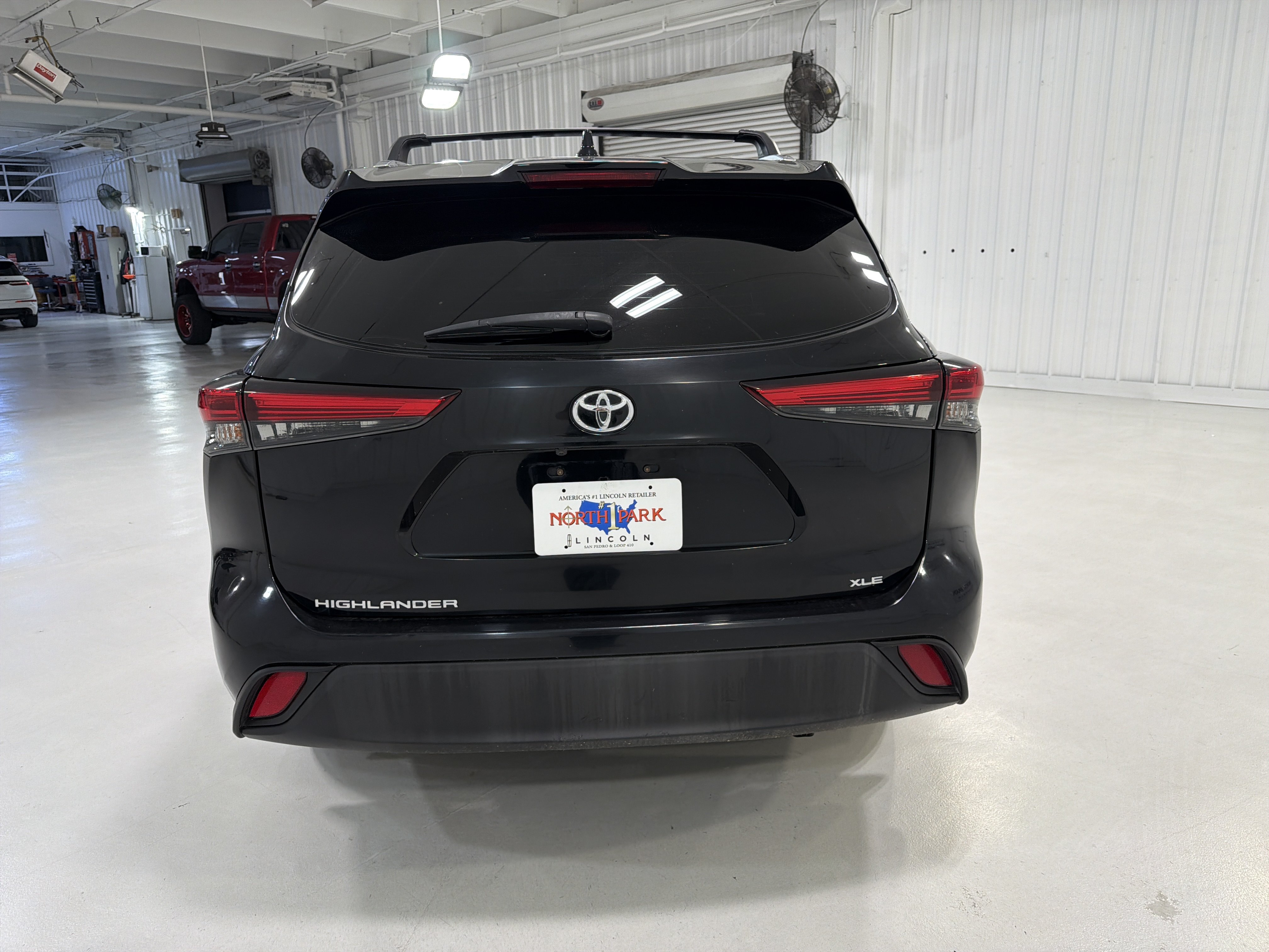 Used 2021 Toyota Highlander XLE FWD image 4