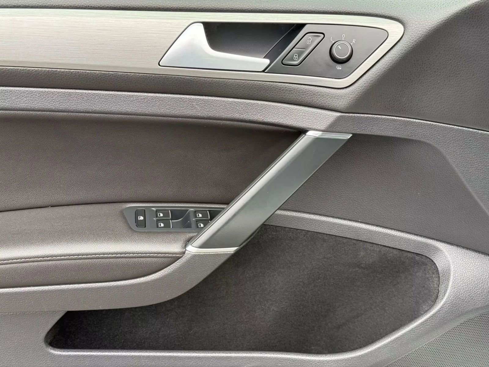 Used 2015 Volkswagen Golf S image 14