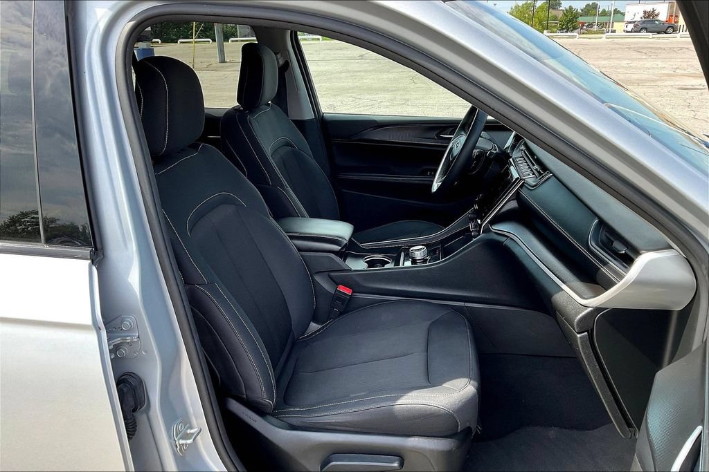 Used 2024 Jeep Grand Cherokee Laredo RWD image 15