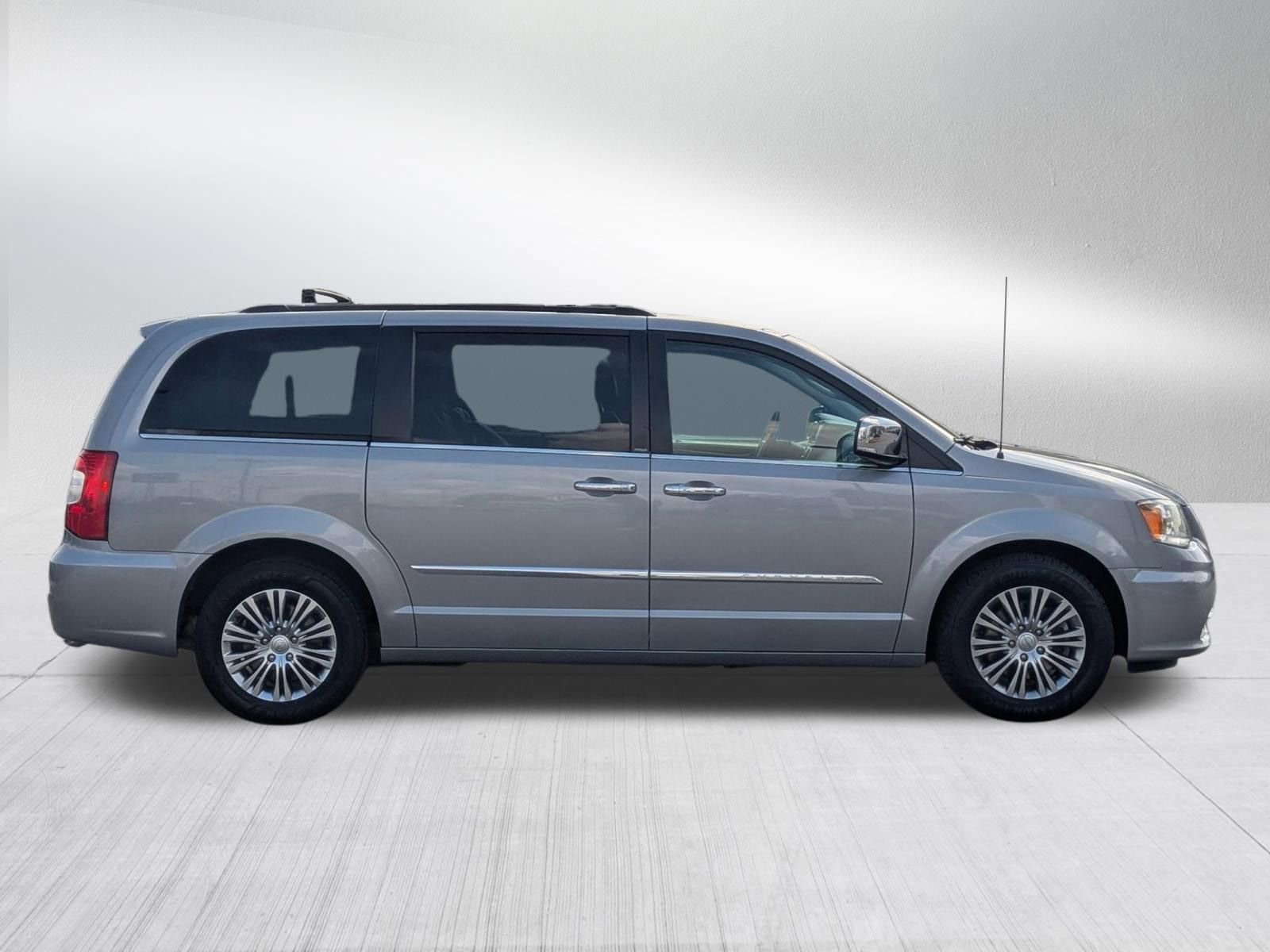 Used 2014 Chrysler Town & Country Touring-L w/ Driver Convenience Group FWD image 6