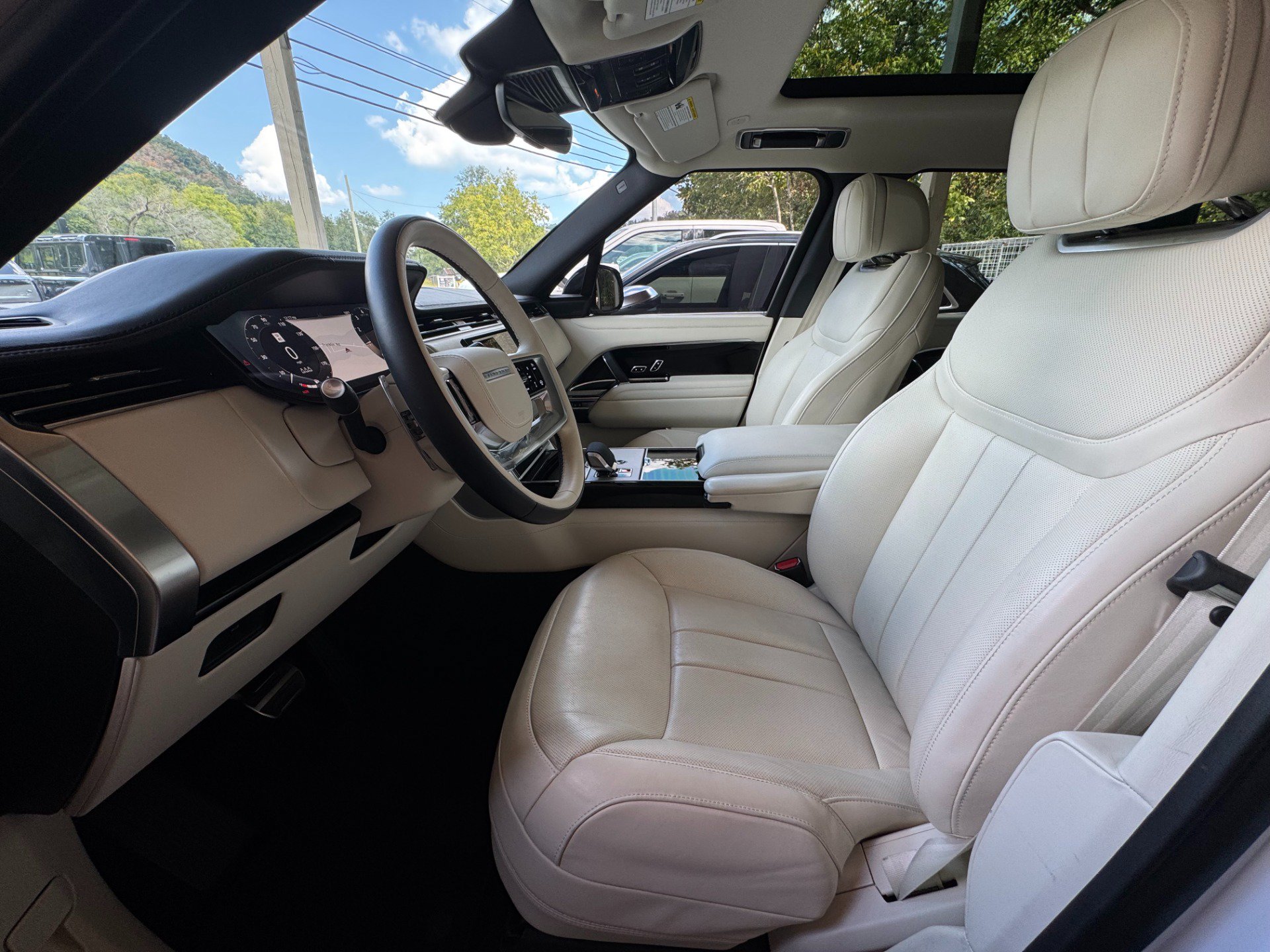 Used 2025 Land Rover Range Rover SE AWD/4WD image 9