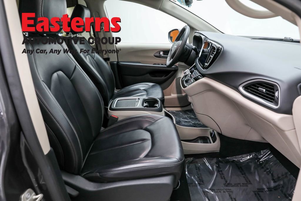 Used 2023 Chrysler Pacifica Touring-L FWD image 23