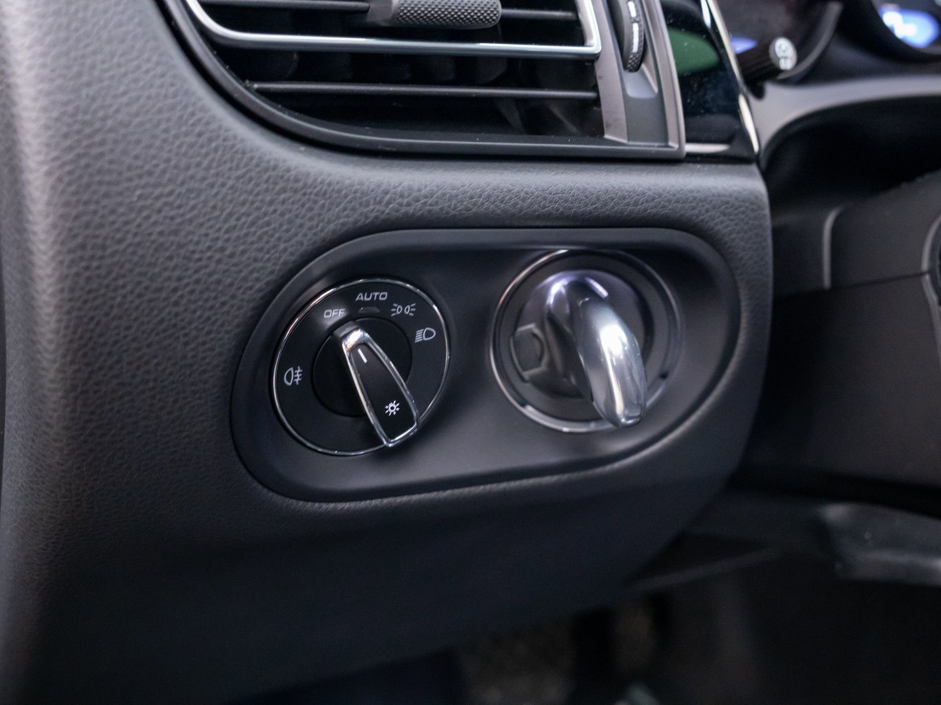 Certified 2026 Porsche Macan AWD/4WD image 19