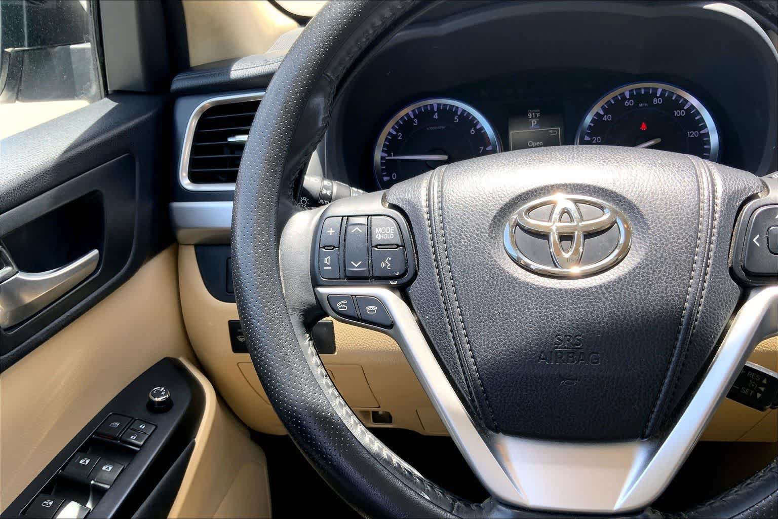 Used 2014 Toyota Highlander XLE w/ Preferred Accessory Package AWD/4WD image 24