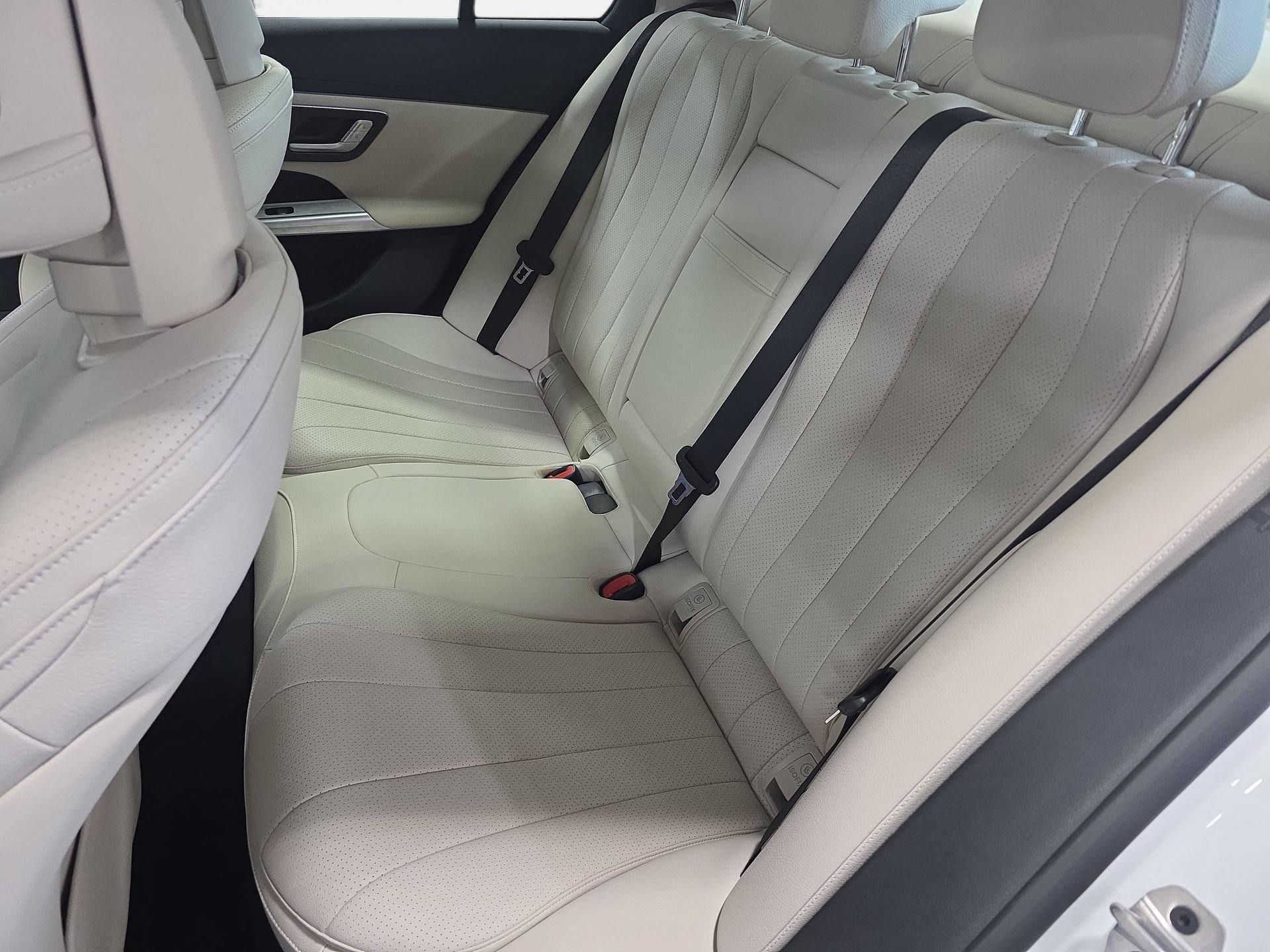 Used 2025 Mercedes-Benz E 350 4MATIC Sedan image 14