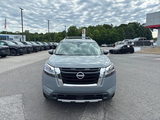 Used 2024 Nissan Pathfinder Platinum FWD image 2