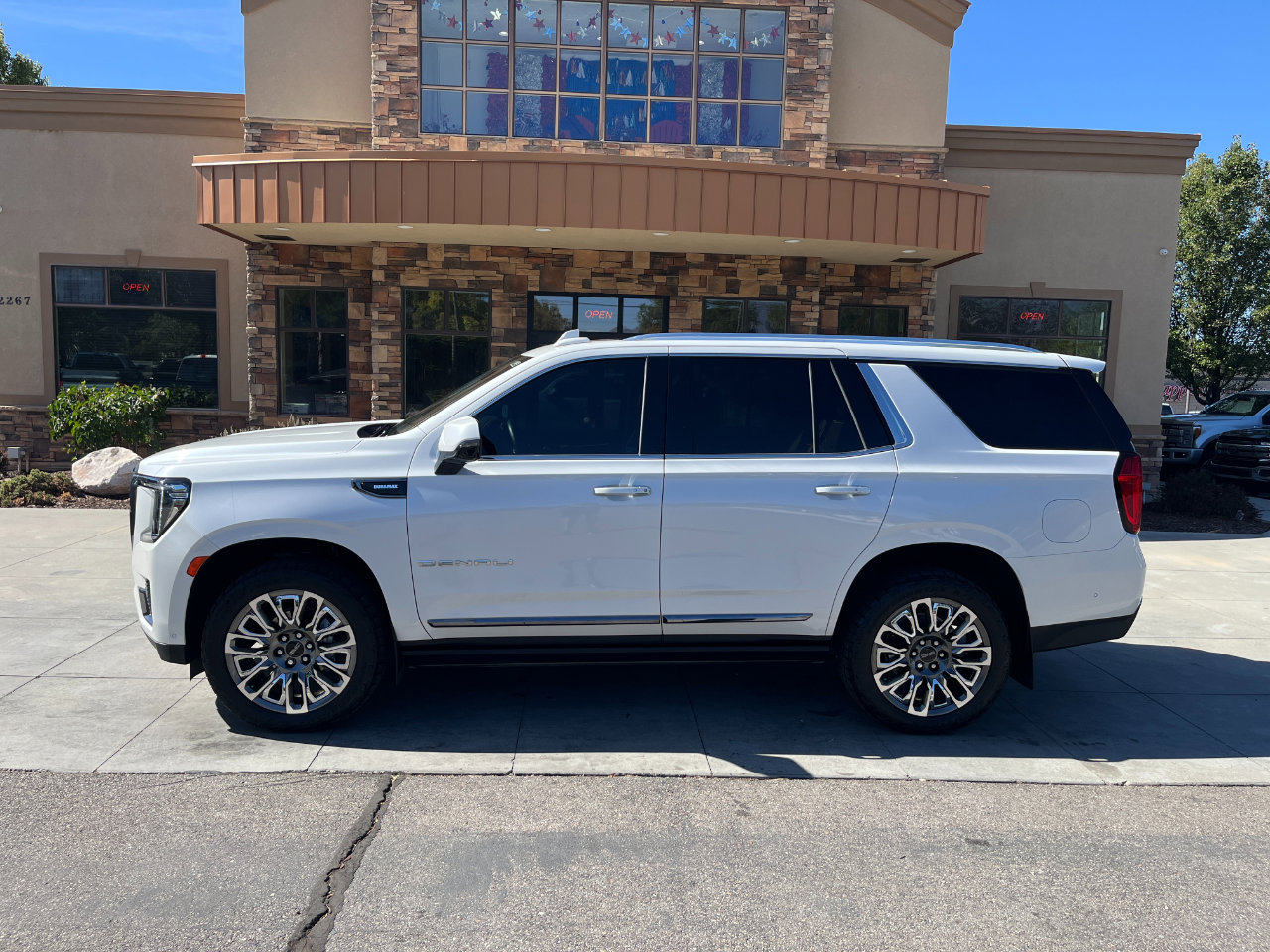 Used 2024 GMC Yukon Denali Ultimate image 2