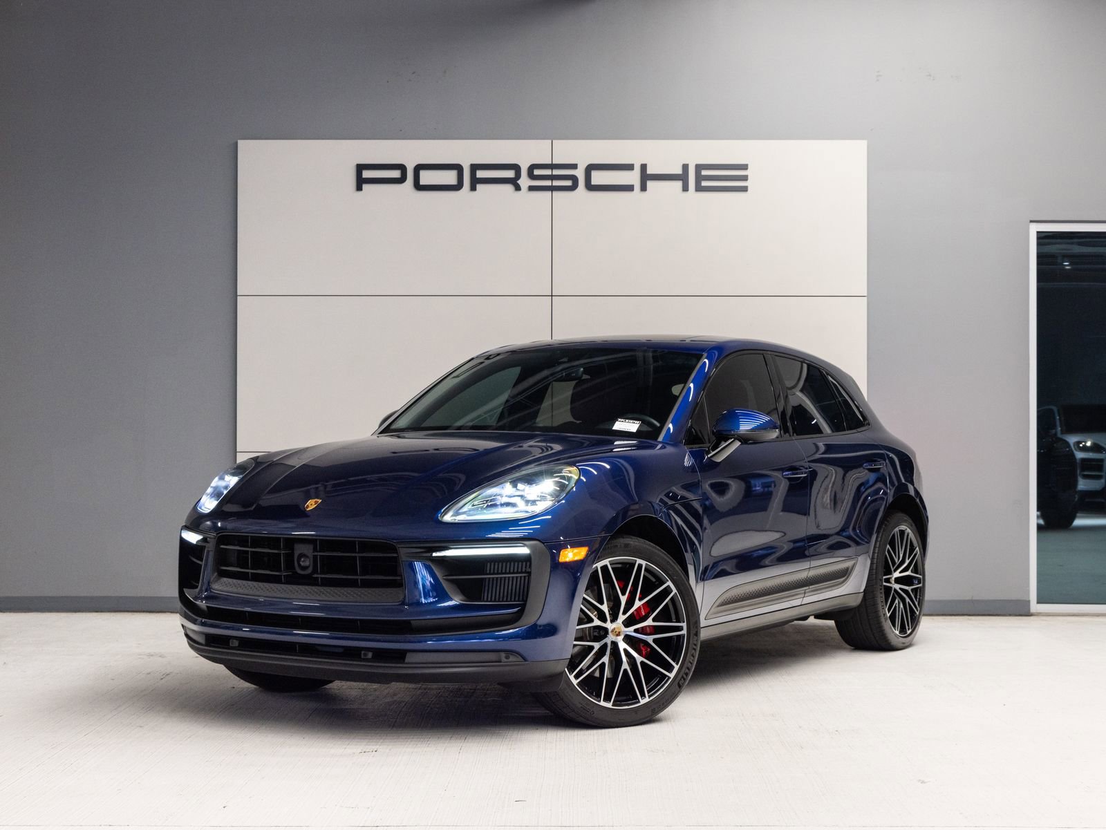 Certified 2023 Porsche Macan S AWD/4WD image 1